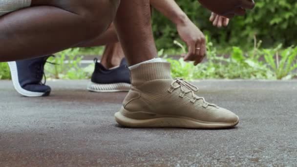 Két felismerhetetlen Black Runners Men csinál Crouch Kezdj el futni a szabadban — Stock videók