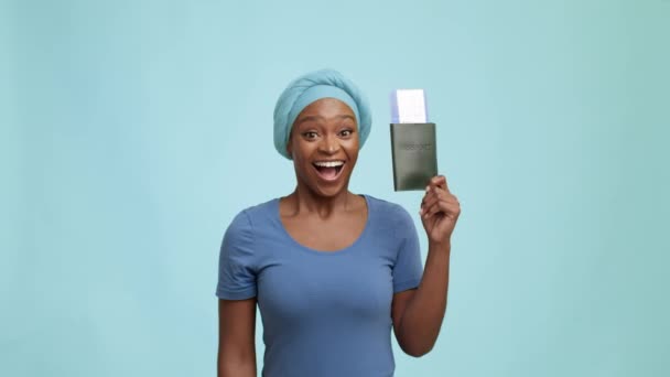 Χαρούμενη Black Woman Shaking Travel Tickets Holding Passport, Μπλε Φόντο — Αρχείο Βίντεο