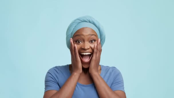 Χαρούμενη Αφρο-Αμερικανίδα που εκφράζει ενθουσιασμό κουνώντας το κεφάλι, κίτρινο φόντο — Αρχείο Βίντεο