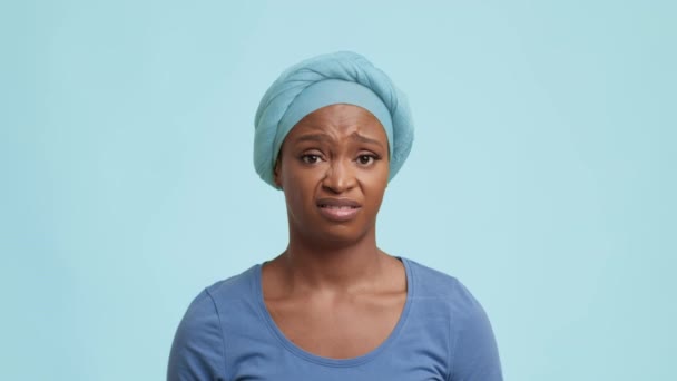 Frustré Africain Femme haussant les épaules secouant la tête sur fond bleu — Video