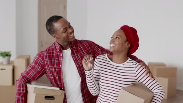 Wesoły Afroamerykanski malzonkowie Wyświetlanie Kluczowe skrzynki gospodarstwa w domu — Wideo stockowe