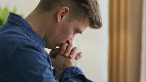 Desespero de notícias. Homem sem esperança orando a Deus, sentindo-se desesperado por causa da situação global, espaço livre — Vídeo de Stock