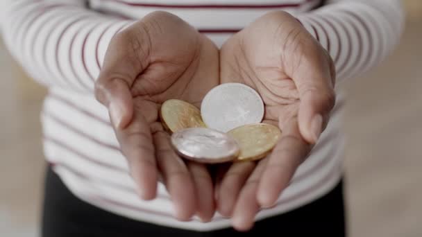 Femme noire méconnaissable tenant Bitcoins dans les mains à l'intérieur, Gros plan — Video