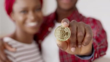 Siyah Çift Altın Bitcoin Gösteriyor Kapalı Kapılar ardında Sarılmak, Seçici Odaklanma