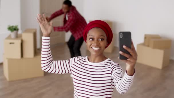 喜びの黒のカップルが新しい家を移動ビデオ通話を屋内にする — ストック動画