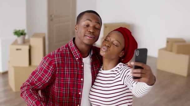 Μαύρο Ζευγάρι Κάνοντας Selfie Διασκεδάζοντας Αφίσες Μετακίνηση Νέο Σπίτι — Αρχείο Βίντεο