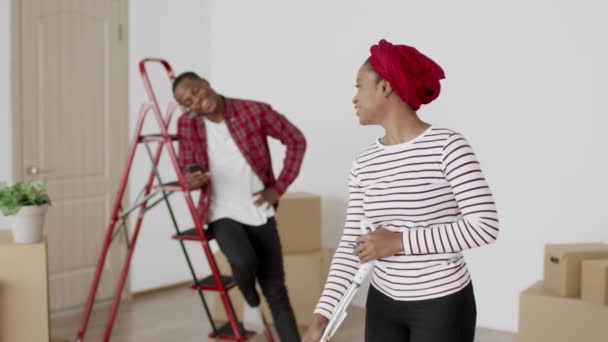 Casal Africano feliz limpeza nova casa preparando-se para a renovação interior — Vídeo de Stock