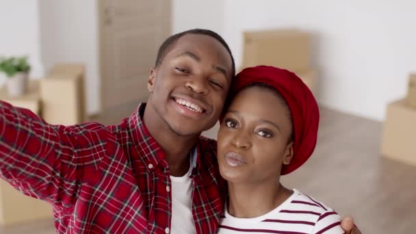 Afrikai pár így szelfi szórakozás pózol és grimaszolás beltéri — Stock videók