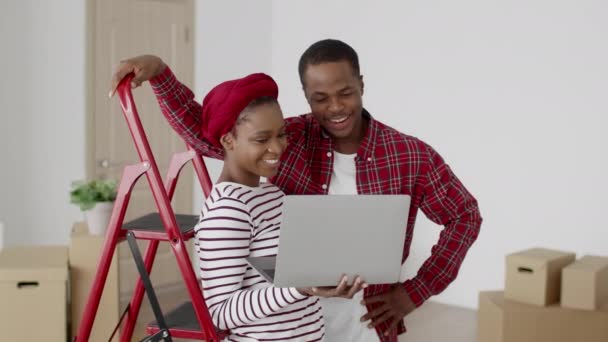 African American Ζευγάρι Μετακίνηση Σπίτι Βίντεο Καλώντας στο Laptop Εσωτερικές — Αρχείο Βίντεο