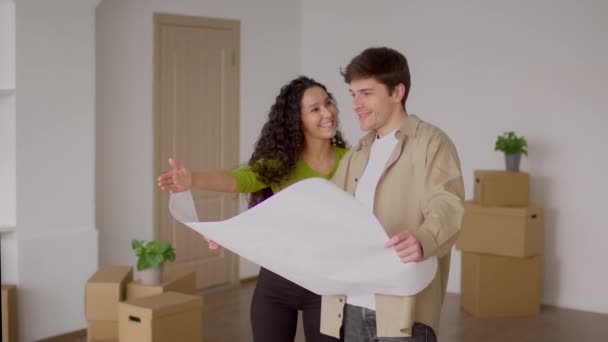 การวางแผนคู่รักที่มีความสุข การสนทนา การปรับปรุงร่วมกันถือกระดาษที่บ้าน — วีดีโอสต็อก