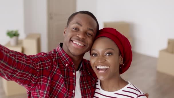 Feliz pareja afroamericana haciendo selfie de pie en nuevo hogar — Vídeos de Stock