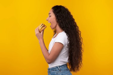 Stüdyoda Burger Isıran Komik Kadın Sandviçi