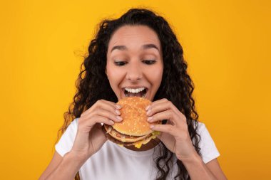 Stüdyoda elinde Burger Isıran Komik Latin Kadın Sandviçi