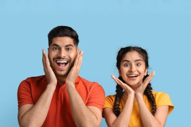 Harika bir anlaşma. Şaşırmış Arap eşler Kameraya ve Dokunaklı Yüze Bakıyor