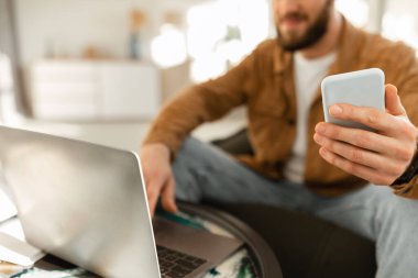 Tanımlanamayan Adam Akıllı Telefon ve Laptop 'u İçerde Kullanıyor, Kesilmiş Vuruş