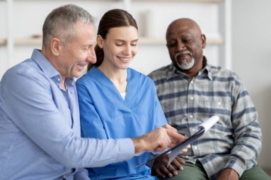 Güzel bayan hemşire huzurevindeki yaşlı erkekleri sorguluyor.