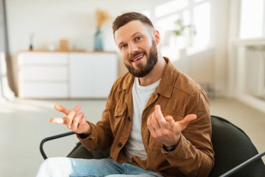 Neşeli Sakallı Milenyum Adamı Evde Sandalyede Otururken