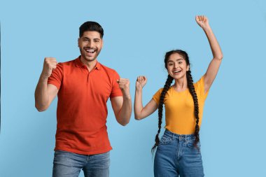 Büyük Galibiyet. Ortadoğulu Çiftin Yumruklarını Yükselt ve Heyecanla Bağır