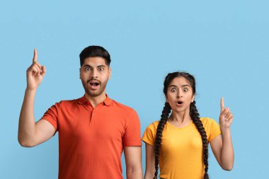 Harika bir fikir. Heyecanlı Arap Adam ve Kadın Parmak Gösteriyor
