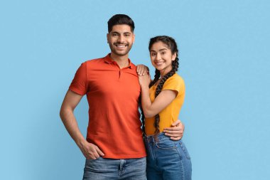 Arap Çift Portresi. Romantik Orta Doğulu Adam ve Kadın Mavi Arkaplan Üzerindeler