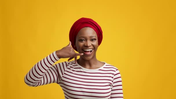 Glada afroamerikanska Lady Gesturing Ring mig över gul bakgrund — Stockvideo