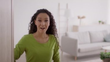 Kadın kapıyı açıyor ve içeri girmeye davet ediyor.