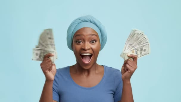 Zengin Afrikalı Amerikalı Kadın Mavi Arkaplanda Para Tutuyor — Stok video