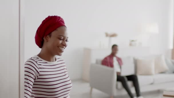 Zwarte vrouw openen deur zwaaien Hallo roeping echtgenoot thuis — Stockvideo