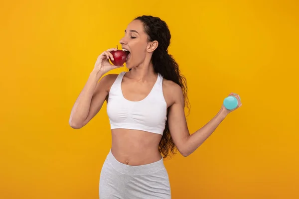 Mosolygós Fit Lady Holding Blue Dumbbell Eating Apple — Stock Fotó