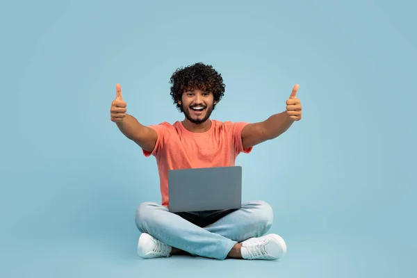Chico hindú positivo disfrutando del software informático más nuevo — Foto de Stock