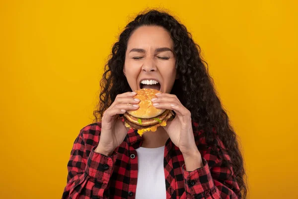 Stüdyoda elinde Burger Isıran Komik Latin Kadın Sandviçi — Stok fotoğraf