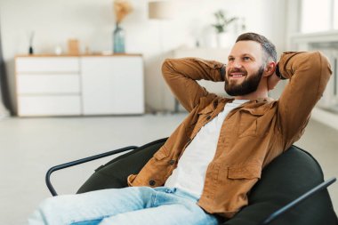 Mutlu Sakallı Adam, Oturan Sandalyede Dinleniyor