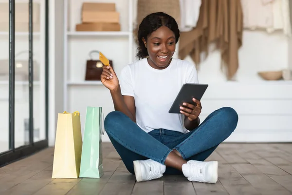집에서 타월 과 크레디트 카드 를 사용하여 쇼핑하는 아프리카 여인 — 스톡 사진