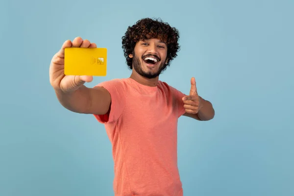 신용 카드를 손에 쥐고 있는 행복 한 힌두 남자 — 스톡 사진
