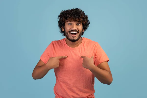 Surpreso indiana cara apontando para si mesmo, fundo azul — Fotografia de Stock