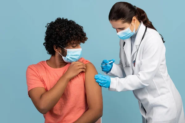 El hombre indio fue vacunado contra el coronavirus en azul —  Fotos de Stock