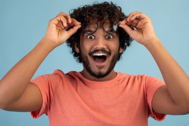 Duygusal Hintli adam gözlüğünü çıkarıp kameraya bakıyor.