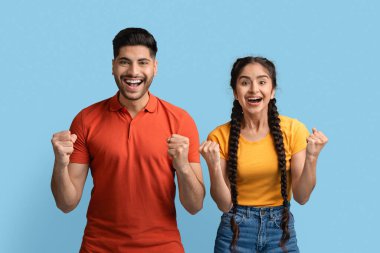 Zafer Konsepti. Mutlu Orta Doğulu Çiftler Yumruk Kaldırıyor ve Sevinçle Ünleniyor