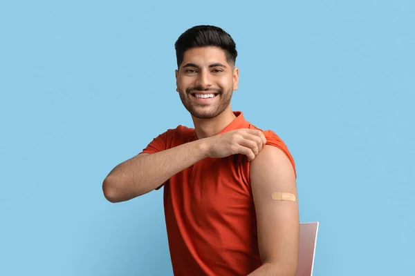 Koronavirová imunizace. Portrét očkovaného Araba s lepicí páskou na rameni — Stock fotografie