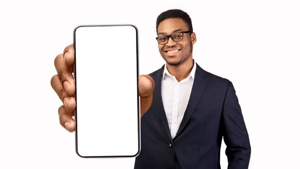 Business-App. Schwarzer junger Geschäftsmann hält großes leeres Smartphone in der Hand — Stockfoto