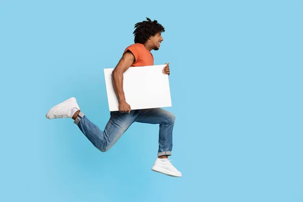 Usmívající se Afroameričan běžící s prázdným štítkem pro reklamu — Stock fotografie