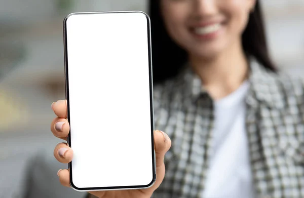 Grande smartphone vuoto con schermo bianco in giovane mano femminile asiatica — Foto Stock