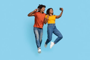 Mutlu Afrikalı Amerikalı aşıklar mavi ile selfie çekiyorlar.