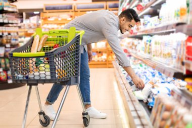 Orta Doğulu Erkek Süpermarkette Market Alışveriş Yapıyor