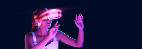 Podekscytowana młoda dama w okularach VR, studio neonów — Zdjęcie stockowe