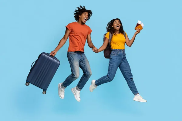 Glückliches afrikanisch-amerikanisches Paar, das zusammen reist und aufspringt — Stockfoto
