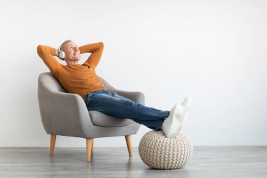 Sakin ol olgun adam. Evde dinlenip müzik dinliyorsun.