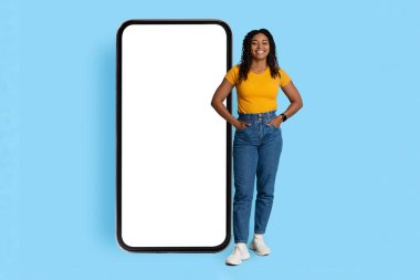 Beyaz ekranlı akıllı telefonlu güzel bir Afro-Amerikan kadın.