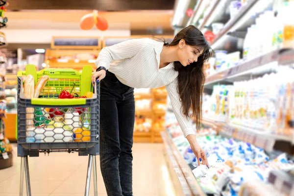 Middle Eastern Woman Doing Shopping Choosing Dairy Products In Supermarket — Stock Photo, Image