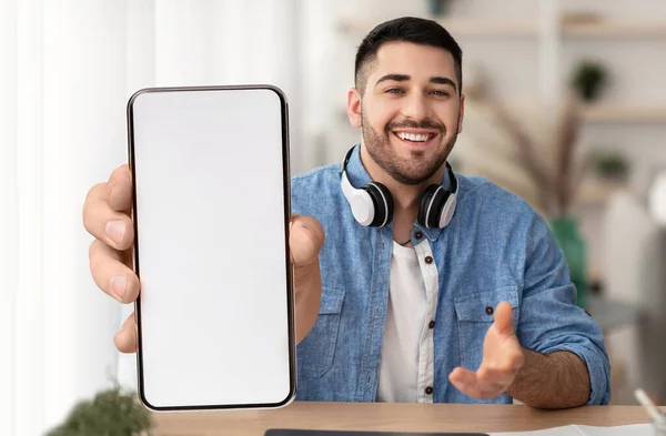 Neşeli Genç Adam Boş Beyaz Ekran ile Büyük Cep Telefonu Gösteriyor — Stok fotoğraf